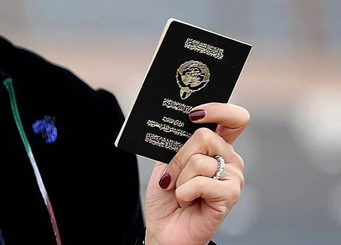الكويت.. المرأة المسحوبة جنسيتها ستتمتع ببطاقة هوية وجواز السفر والراتب