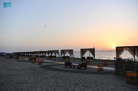 الطبيعة الساحرة تلتقي جمال الابتكار الصناعي على شاطئ الهيئة الملكية في جازان