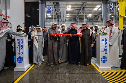 "عبدالعزيز بن سلمان" يزور عدة مصانع متخصصة في إنتاج مكونات الطاقة في المدينة الصناعية بالرياض