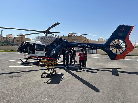 نجران.. الإسعاف الجوي بالهلال الأحمر ينقل مصابًا من "سلطانة" إثر تصادم