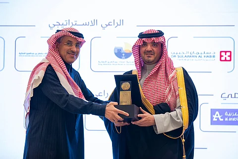 سمو وزير الداخلية الأمير عبدالعزيز بن سعود يكرم مجموعة الدكتور سليمان الحبيب الطبية