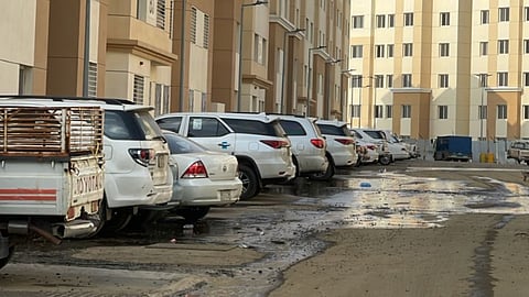 في "عارضة جازان".. طفح الصرف يهدد سكان أكثر من 400 شقة