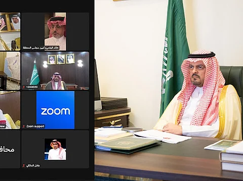 نائب أمير مكة يعقد اجتماعًا مرئيًّا لمتابعة المشاريع التنموية في المحافظات
