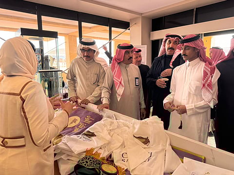 وفد من "إعلاميون" يزور "مهرجان الإبل" ويتعرّف على أعمال المركز الإعلامي