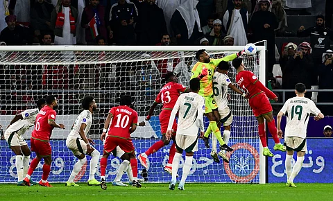 إعلاميون وصحفيون يوجهون انتقادات حادة للاعبي المنتخب السعودي بعد الخسارة أمام عُمان