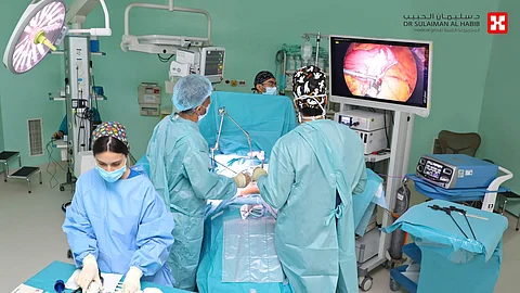 مستشفى الدكتور سليمان الحبيب بالسويدي يُجري جراحة دقيقة لإنهاء معاناة عشرينية مع الشلل الكامل بالمعدة