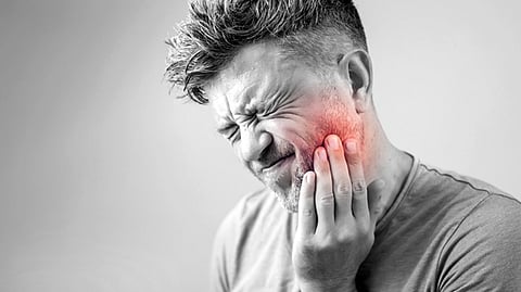 من المحلول الملحي إلى زيت القرنفل.. 6 مواد طبيعية تخفف آلام الأسنان