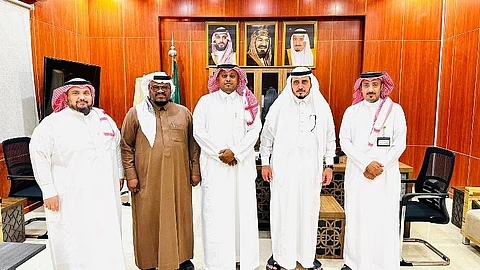 محافظ "بارق" يستقبل مجلس إدارة جمعية "عين" الإعلامية