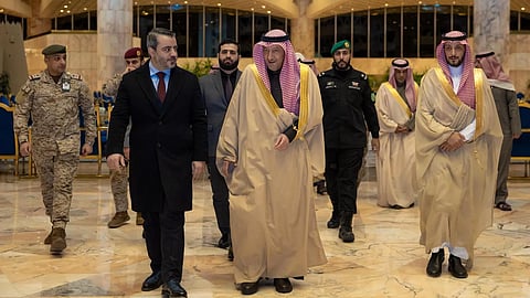 "الخريجي" في مقدمة مودعيه.. وفد سوري رفيع المستوى يغادر المملكة