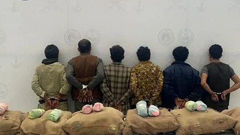 في الدائر.. حرس الحدود بجازان يقبض على 6 مخالفين لتهريبهم 180 كجم قات