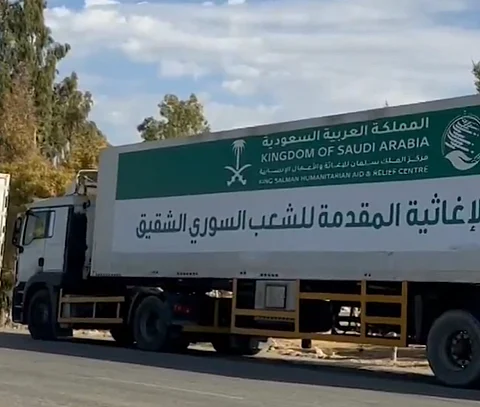 فيديو.. وصول 60 شاحنة محملة بـ541 طناً من المساعدات الغذائية والإيوائية لسوريا