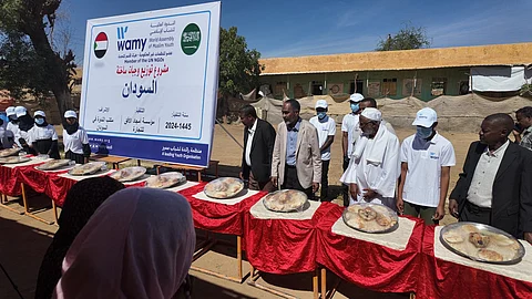 الندوة العالمية للشباب الإسلامي توزع 20 ألف وجبة للنازحين في السودان