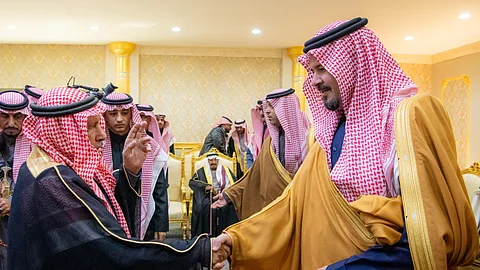 أمير المدينة المنورة سلمان بن سلطان خلال استقباله المواطنين بمحافظة العيص