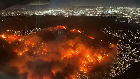 صور تحبس الأنفاس: النيران المستعرة تلتهم لوس أنجلوس الأمريكية