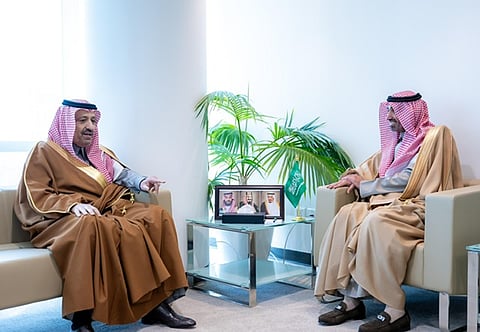 أمير الباحة يبحث مع وزير الموارد البشرية سبل تعزيز الخدمات وتطوير البرامج في المنطقة
