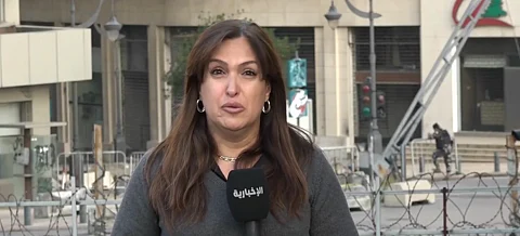 شاهد .."دموع الأمل" في عيون مراسلة الإخبارية بعد انتخاب جوزف عون رئيسًا للبنان
