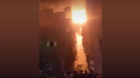 بالفيديو.. حريق هائل يلتهم عدة منازل ومصانع في القاهرة