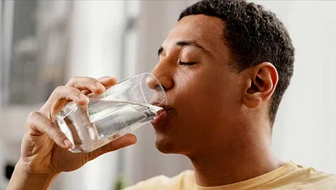 من تحفيز الهضم إلى تطهير الجسم.. كوب ماء على معدة فارغة صباحًا كله فوائد
