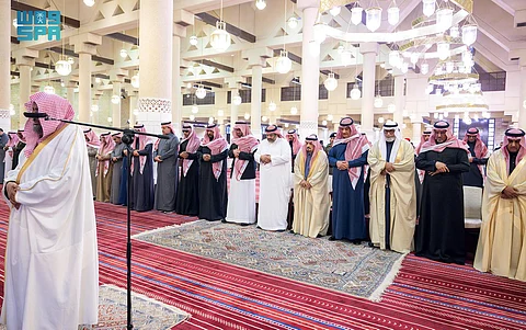 أمير الرياض يؤدي صلاة الميت على والدة الأميرة فهدة بنت فهد بن خالد بن ناصر بن عبدالعزيز