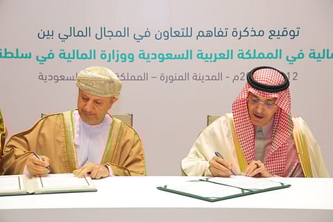 السعودية وعُمان توقعّان مذكرة تفاهم للتعاون في المجال المالي