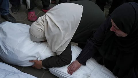 سيدة تحتضن جثة أحد القتلى في غزة اليوم