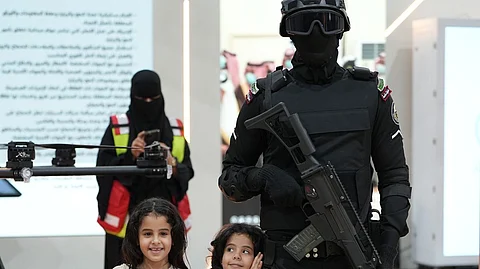ليست مجرد لقطة عابرة.. صورة لقوات التدخل السريع تؤكد الحزم الأمني بلمسات إنسانية
