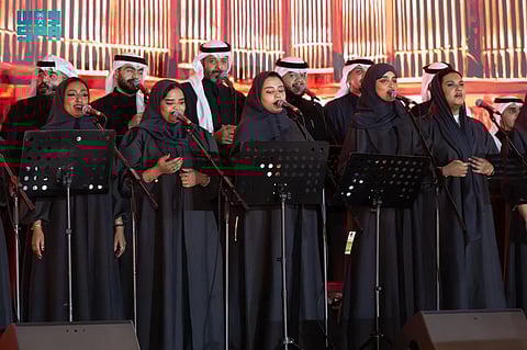 "الأوركسترا السعودية" تُشعل حماس الزوَّار بأغانٍ وطنية في موسم شتاء جازان