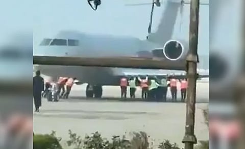 مشهد غريب.. موظفون يدفعون طائرة ركاب عملاقة بأيديهم