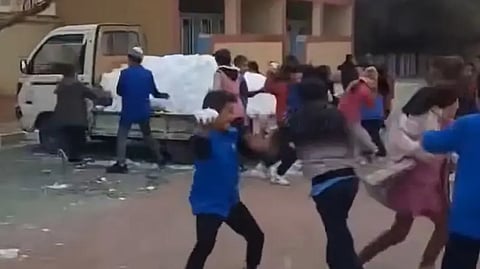 نقل الثلوج من المرتفعات إلى المدرسة.. جزائري يرسم البهجة على محيا الأطفال بطريقته