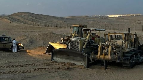 قوات الأمن البيئي تضبط مقيمًا مخالفًا لاستغلاله الرواسب في منطقة الرياض