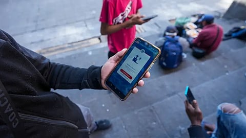 مهاجرون من أميركا اللاتينية يتفحصون تطبيق "سي. بي. بي. وان"