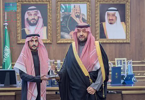 أمير الحدود الشمالية يُكرّم طالباً حقّق المركز الأول في مؤتمر "دوفات" العالمي