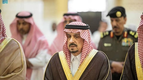 أمير الرياض يؤدي صلاة الميت على عبدالعزيز بن مشعل بن عبدالعزيز