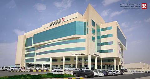 مستشفى الدكتور سليمان الحبيب بالقصيم يُنهي معاناة خمسينية من ورم ضخم في الرحم