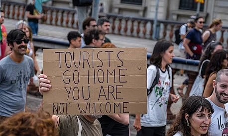 "اقتلوهم".. عبارات عنصرية ضد السياح في إسبانيا بسبب الأعداد الهائلة
