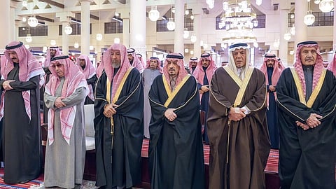 الأمير فيصل بن بندر يؤدي صلاة الميت على الأمير عبدالعزيز بن مشعل بن عبدالعزيز