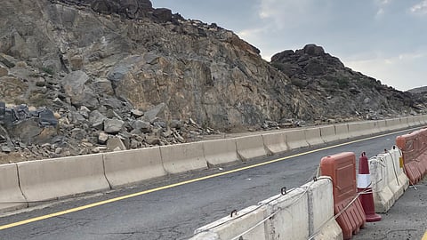 تفاعلاً مع "سبق".. إزالة التشوّه البصري في طريق الباحة - الطائف