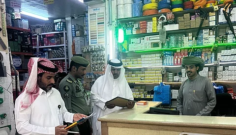 لجنة التوطين بنجران تواصل جولاتها الرقابية على نشاط بيع مواد البناء والكهرباء