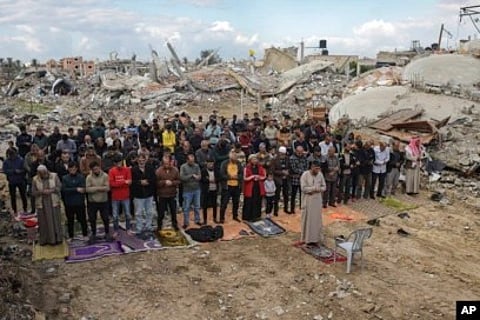 حول العالم في صورة: غزة.. أول صلاة جمعة بعد الهدنة على الأنقاض