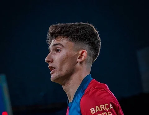 لاعب وسط برشلونة يفاوض الإدارة للرحيل إلى "الاتحاد"