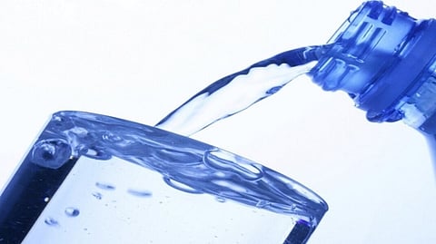 لأنها تختلف عنها بالصيف.. طبيبة: هذه كمية الماء التي تحتاج إليها أجسامنا في الشتاء لا أكثر