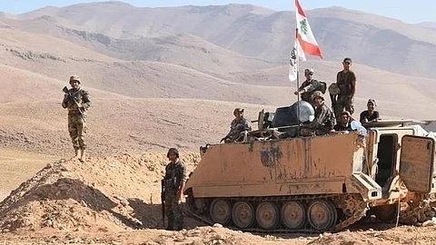 جنود تابعون للجيش اللبناني يتمركزون في نقطة في جنوب لبنان
