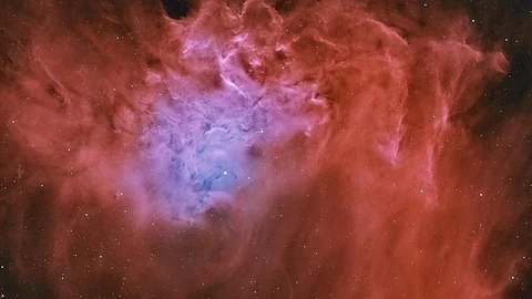 بعد 22 ساعة تصوير.. "سديم النجمة المشتعلة" يتألق في صورة استثنائية بسماء أبو ظبي