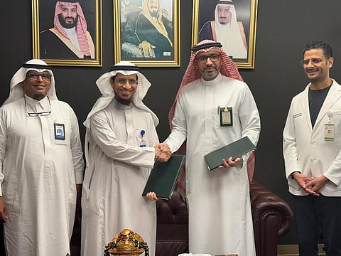 شراكة بين جمعية ابتسم وجامعة الملك عبد العزيز لتعزيز خدمات طب الأسنان التطوعية