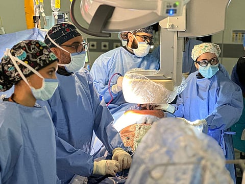 بعد نجاح استبدال الصمام الأورطي بالقسطرة.. مركز الأمير سلطان ينقذ مريضًا كان يعاني من تضيقات شديدة في شرايين الفخذ