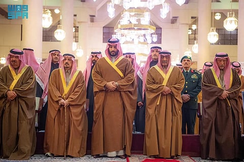 ولي العهد يؤدي صلاة الميت على الأمير محمد بن فهد بن عبدالعزيز -رحمه الله-