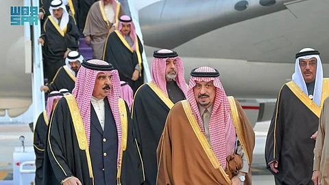 ملك البحرين يصل إلى الرياض وفي مقدمة مستقبليه فيصل بن بندر