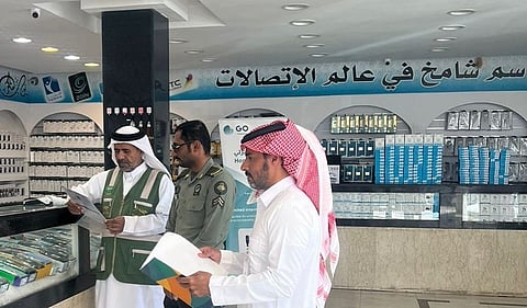 نجران.. لجنة التوطين تواصل جولاتها على نشاط بيع وصيانة الهواتف بالمنطقة