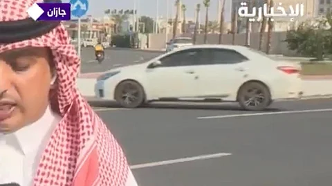 جازان.. سيارات تعكس السير أثناء بث مباشر لقناة "الإخبارية"