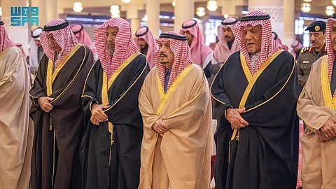 أمير منطقة الرياض يؤدي صلاة الميت على الأميرة وطفاء بنت محمد آل عبدالرحمن آل سعود